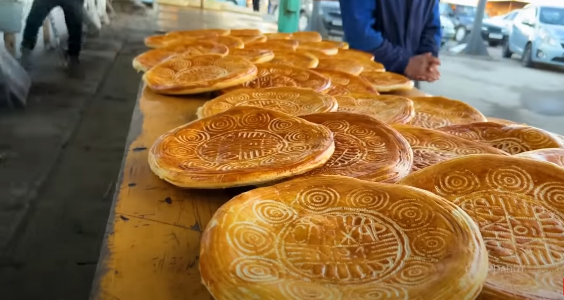 Как готовят знаменитые самаркандские лепешки/ Как это делается смотреть онлайн