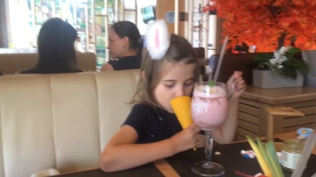 Кафе. Соне 6,5 лет. Обсуждаем с папой развитие и поездку в санаторий смотреть онлайн