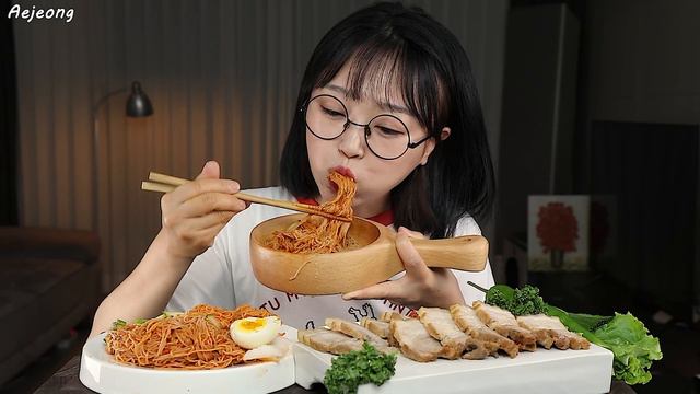 물없이 만든 촉촉한 수육과 매콤달콤 비빔냉면 먹방 KOREAN BOILED PORK & SPICY COLD NOODLES MUKBANG смотреть онлайн