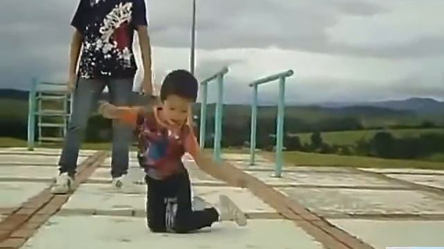 Круто танцуют - особенно малыш Cool dance - especially the kid смотреть онлайн