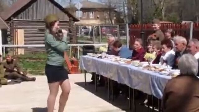 Девушка очень красиво поет и танцует The girl is very beautiful singing and dancing смотреть онлайн