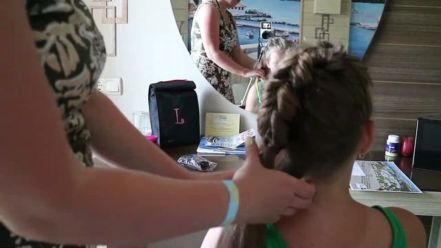 КРАСИВАЯ ПРИЧЁСКА С ПОМОЩЬЮ РЕЗИНОК // Beautiful hairstyle braid using rubber bands смотреть онлайн