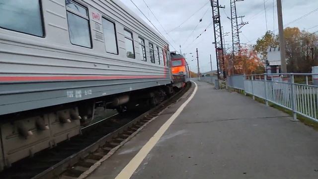 Два тепловоза:ТЭМ2- 6876 и ТЭМ7А-0091, прицепились к рабочему поезду из Оленегорска! смотреть онлайн