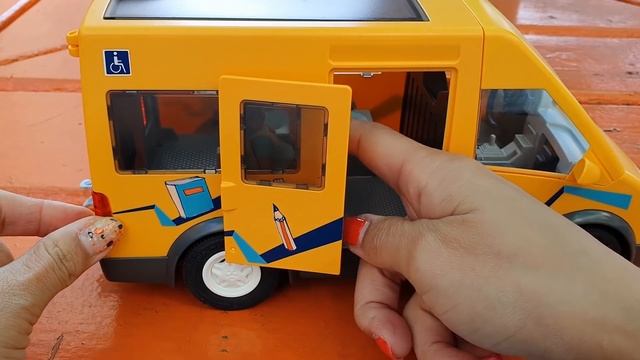 Let's move the PlayMobil cars that we parked in line смотреть онлайн