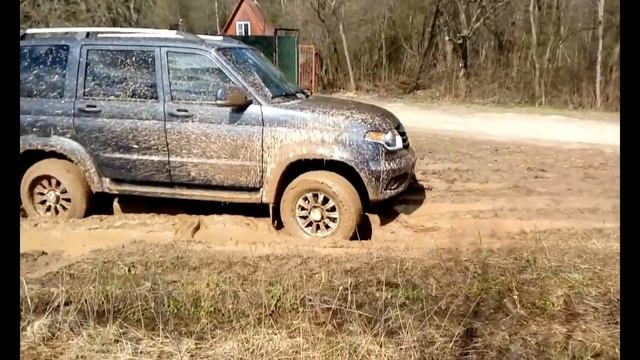 Уаз Патриот. УжаСка. Засел на ровном месте в трех метрах от дороги ((( смотреть онлайн