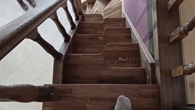 Лестница гусиный шаг из дерева. Лучшее решение для маленьких проёмов. смотреть онлайн