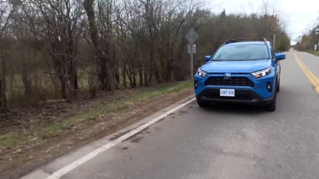 2023 Toyota RAV4 Hybrid vs Honda CR-V Hybrid - Which Fuel-Sipping Crossover is Best? смотреть онлайн
