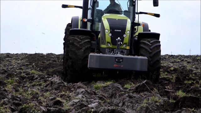 Трактор CLAAS AXION 950 работаем на залежах