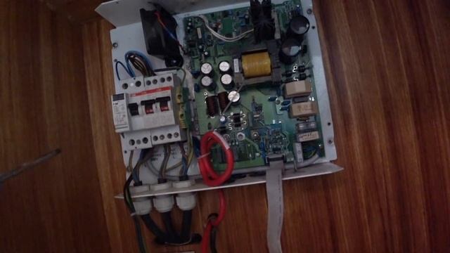 Установка зарядного устройства инвертора Victron Phenix Multiplus 12:1600:70 на яхту смотреть онлайн