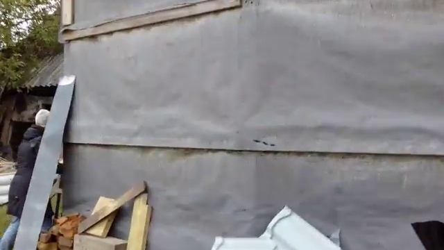 Маша обшивает лобовую доску вагонкой. смотреть онлайн
