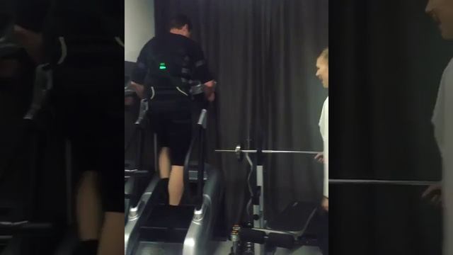 Тренировка на степпере в ЕМС-костюме в 2 раза эффективнее