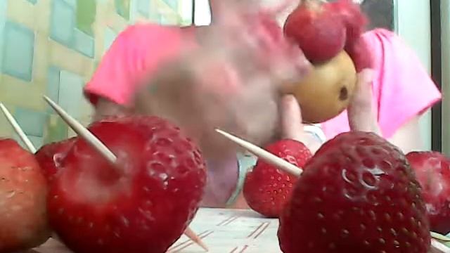 Ем ежа/ как сделать ёжика из ягод… смотреть онлайн