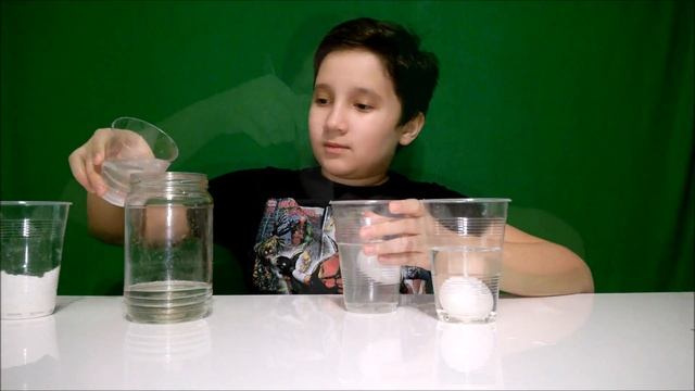 Опыт с яйцом. Эксперимент яйцо в соленой воде|Experience with egg. Experiment egg in salt water смотреть онлайн