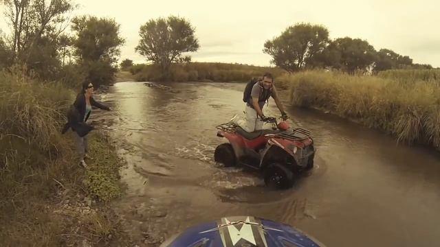 Y nos agarró la lluvia en el medio del campo смотреть онлайн