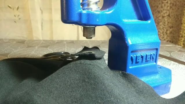 Устанавливаем люверсы, компактным турецким прессом Yeten смотреть онлайн