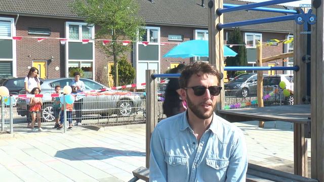 Nieuwe speeltuin aan de Guido Gezellehove dankzij burgerinitiatief bewoners смотреть онлайн