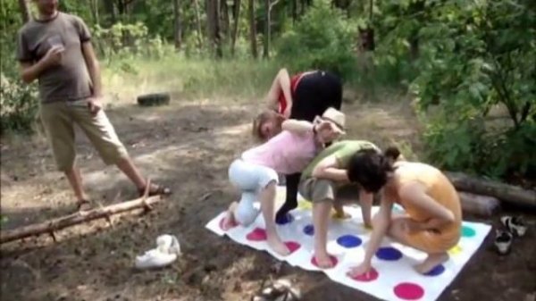 Девушки играют в Твистер