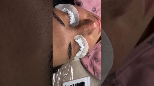 Процесс ламинирование ресниц и наращивание уголков #ламинированиересниц #ресницы #наращиваниересниц смотреть онлайн