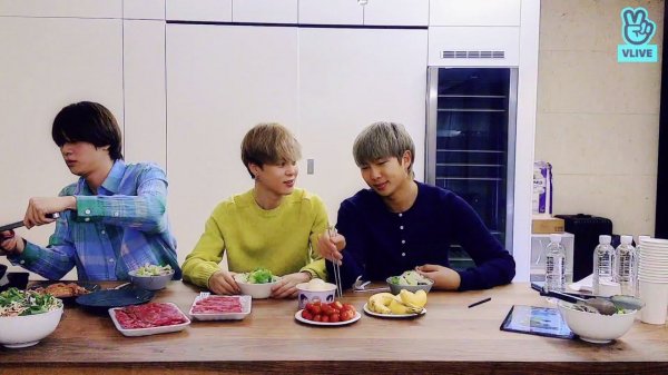 Jin Jun Min~ Making Salad