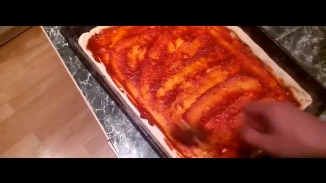 САМАЯ ВКУСНАЯ, САМАЯ ПРОСТАЯ И ОЧЕНЬ ТОНКАЯ ПИЦЦА В ДОМАШНИХ УСЛОВИЯХ смотреть онлайн