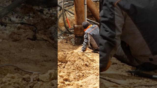 Забивка металлической сваи до проектной отметки вблизи к существующему зданию смотреть онлайн