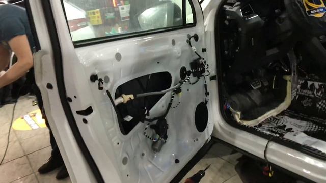VW Tiguan. Со временем приходит понимание того, что необходима установка дополнительной шумоизоляци смотреть онлайн