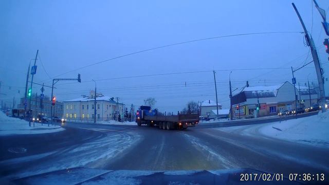 18 марта 2017 г. Водитель грузовика нарушает (едет на красный сигнал светофора) смотреть онлайн