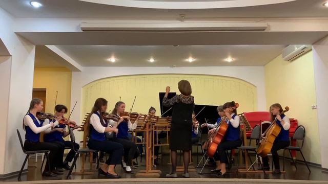 Оркестр струнно- смычковых инструментов ДМШ 12 им. П. И. Чайковского  Руководитель Ушмоткина И.Б.