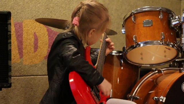 Яруллина Алиса (электрогитара) The Ventures - Walk don't run смотреть онлайн