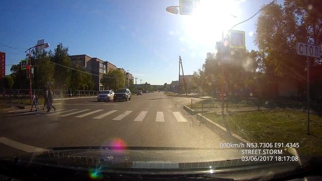 В Абакане опасность пронеслась в метре от пешеходов смотреть онлайн