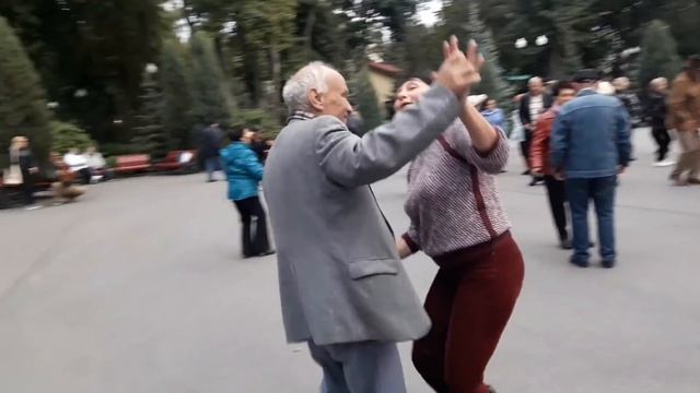 Мне так рядом с тобой хорошо!!!??Танцы в парке Горького!!!??Харьков 2021 смотреть онлайн
