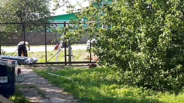 Vlog из деревни. Сделали заезд и забор из металлического штакетника. смотреть онлайн