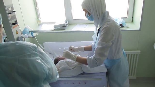 Осмотр и обработка новорожденного после кесарева сечения