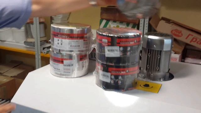 Упаковка битумного скотча на автомате SmiPack FP6000 смотреть онлайн