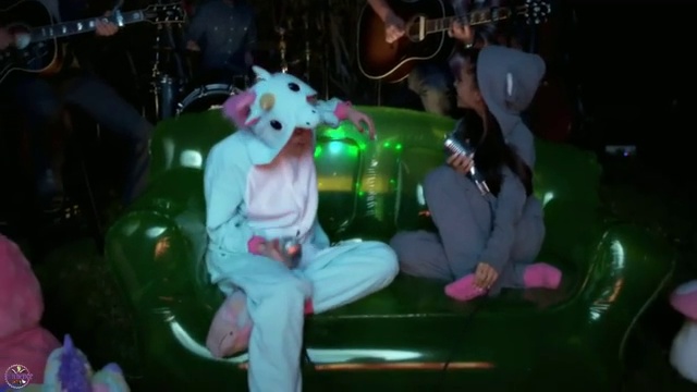 ▶ Miley Cyrus & Ariana Grande - Don't Dream It's Over (2015) смотреть онлайн