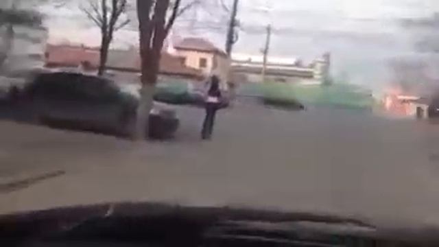 Вот такая походка у современных девушек:) смотреть онлайн