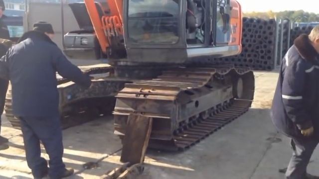 Замена гусенниц на экскаваторе Hitachi смотреть онлайн