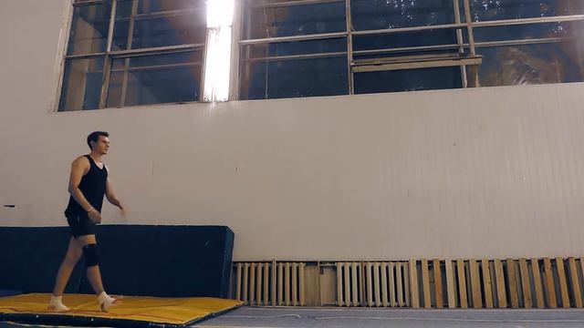 Как делать рондат-заднее | How to roundoff+backflip [ENGLISH SUBTITLES] смотреть онлайн