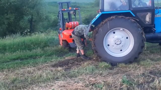 Погрузка сена в поле маленькой карой после дождя не удалась смотреть онлайн