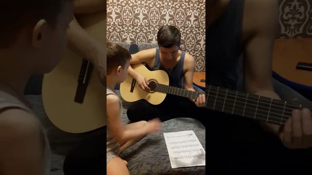 Сын учит папу играть на гитаре. Влад будущий музыкант. смотреть онлайн