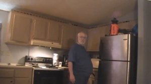 ЗЛОЙ ДЕД  ЕСТ ХОТ ДОГ ИЗ ПОМОЙКИ..... ШОК