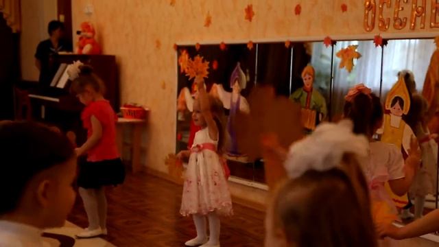 Танец с осенними листочками смотреть онлайн
