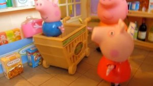 Свинка Пеппа и вся семья едут в супермаркет за покупками