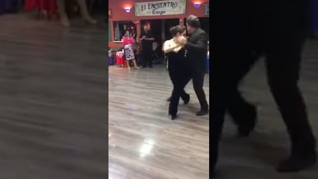 Tango room demo: Back sacada with Fabian Salas and Lola смотреть онлайн