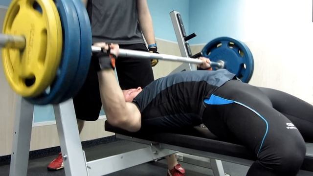 Андрей Сальников. Жим лежа 130кг на 10раз. смотреть онлайн