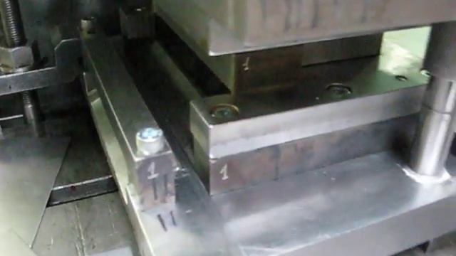 Штамп для пробивки и разрезки двух деталей.