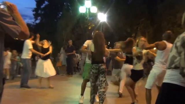 Танцы под мостом в парке Горького 2014 № 3 смотреть онлайн