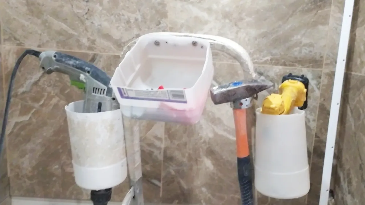 Модернизируем ЛЕСТНИЦУ Стремянку ДЛЯ Крепления ИНСТРУМЕНТА При Помощи ПОДРУЧНЫХ Материалов смотреть онлайн