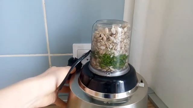 Чем сдобрить пищу во время поста? Рецепт Raw-соуса из сырых семечек. смотреть онлайн