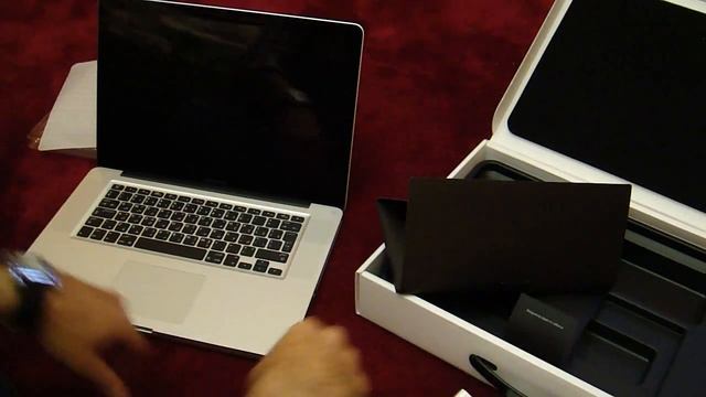 فك علبة الماك بوك برو 2011 -Unboxing MacBook Pro 2011 смотреть онлайн